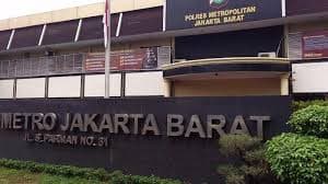 Polisi Selidiki Viral Pria Diduga Gendong Mayat di Jakarta Barat