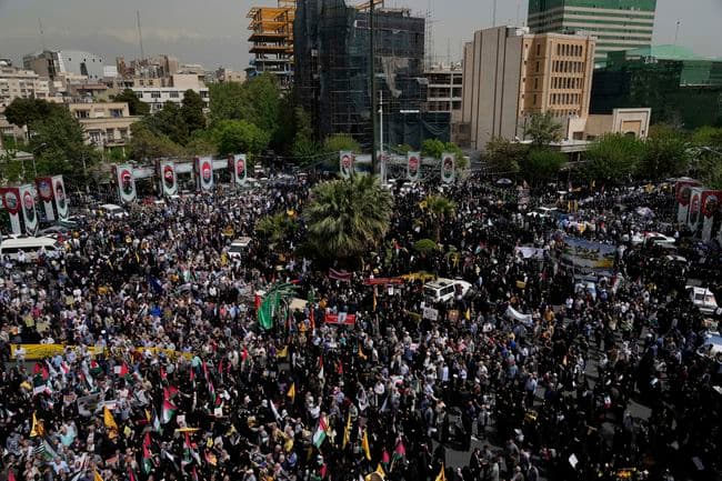 Ribuan Warga Iran Tumpah Ruah ke Jalan, Berduka Khamenei Tewas