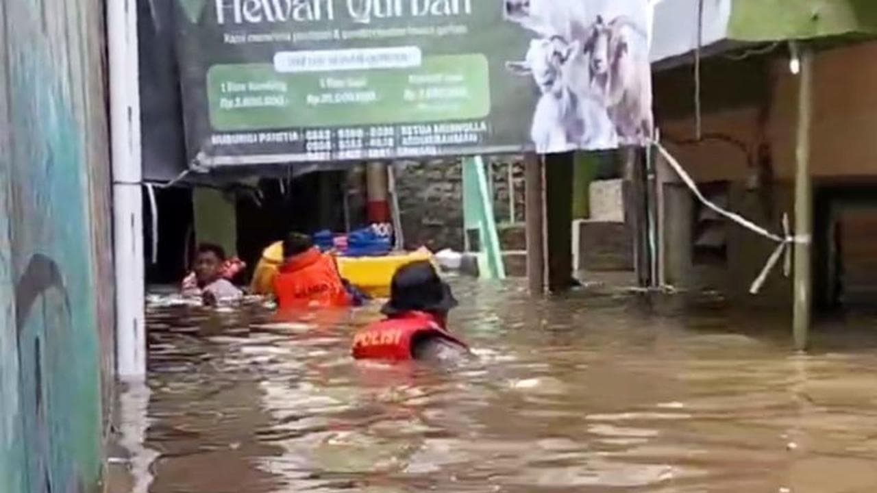 Kebon Pala Jaktim Banjir Lagi: Ketinggian Air Nyaris Dua Meter, Warga Mulai Mengungsi